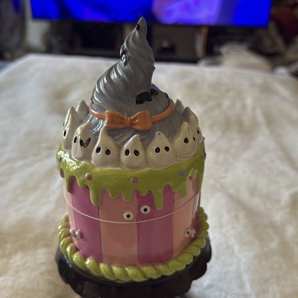 NEW Ghoulish Halloween Cake - Picture 2 of 5